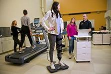 A woman walking on a treadmill, another woman standing on a scale, 而学生们则进行体能评估.